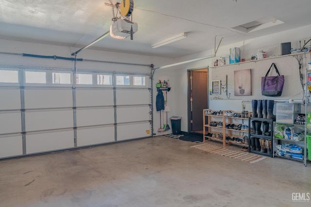 915 S Strathmore Avenue N, Lindsay, CA 93247