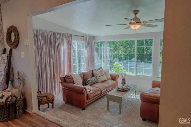 915 S Strathmore Avenue N, Lindsay, CA 93247