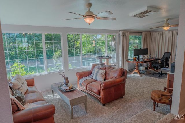 915 S Strathmore Avenue N, Lindsay, CA 93247