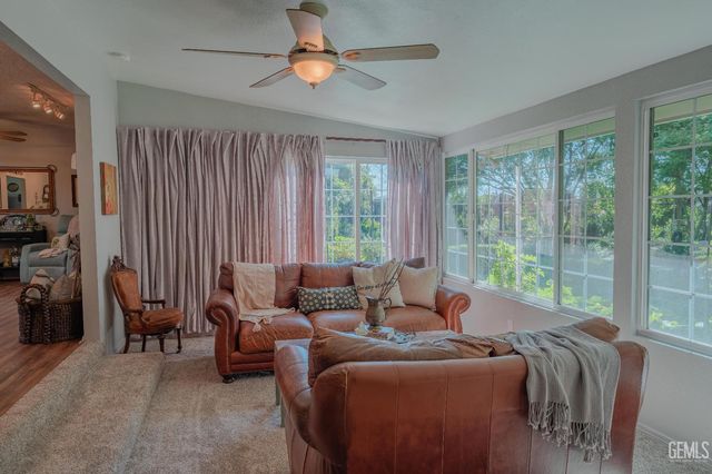 915 S Strathmore Avenue N, Lindsay, CA 93247