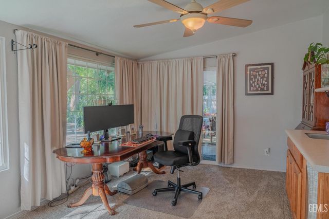 915 S Strathmore Avenue N, Lindsay, CA 93247