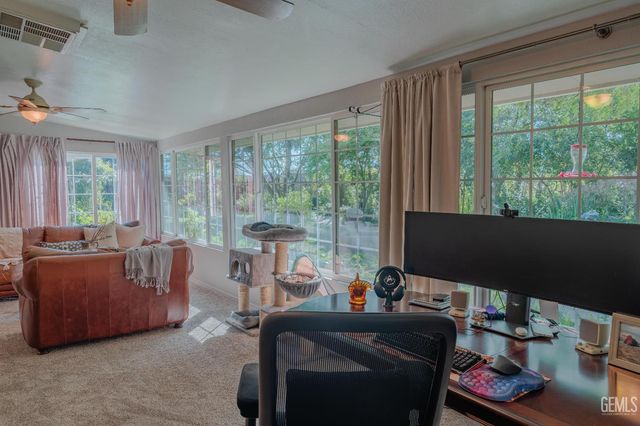 915 S Strathmore Avenue N, Lindsay, CA 93247