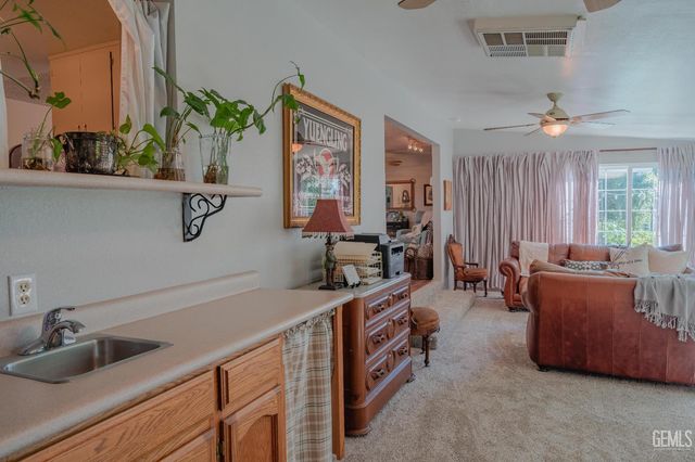 915 S Strathmore Avenue N, Lindsay, CA 93247