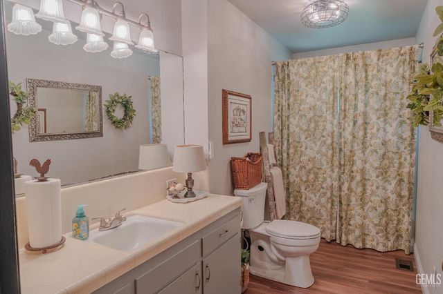 915 S Strathmore Avenue N, Lindsay, CA 93247