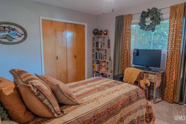 915 S Strathmore Avenue N, Lindsay, CA 93247