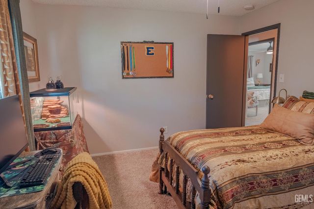 915 S Strathmore Avenue N, Lindsay, CA 93247