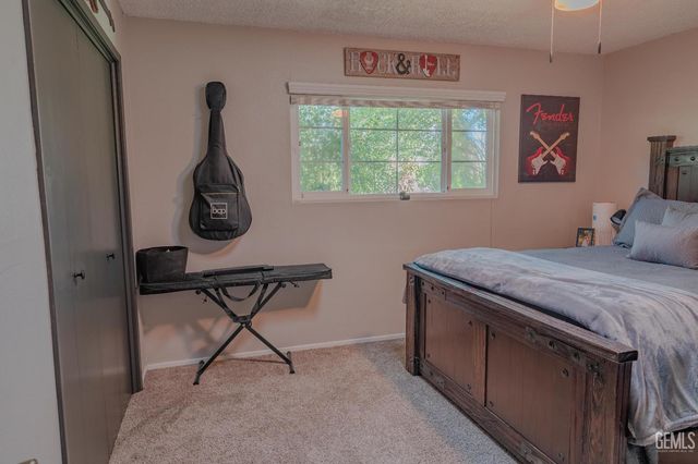 915 S Strathmore Avenue N, Lindsay, CA 93247