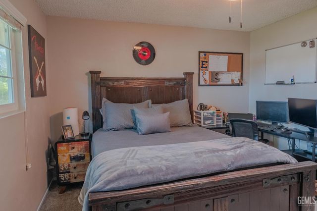 915 S Strathmore Avenue N, Lindsay, CA 93247