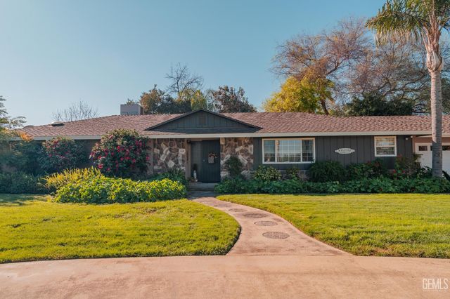 915 S Strathmore Avenue N, Lindsay, CA 93247