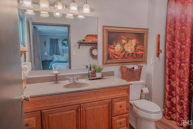 915 S Strathmore Avenue N, Lindsay, CA 93247