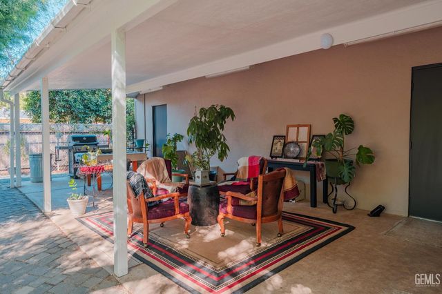 915 S Strathmore Avenue N, Lindsay, CA 93247