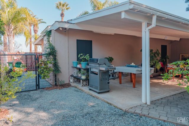 915 S Strathmore Avenue N, Lindsay, CA 93247