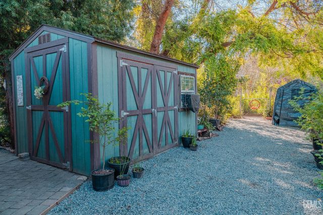 915 S Strathmore Avenue N, Lindsay, CA 93247