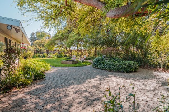 915 S Strathmore Avenue N, Lindsay, CA 93247