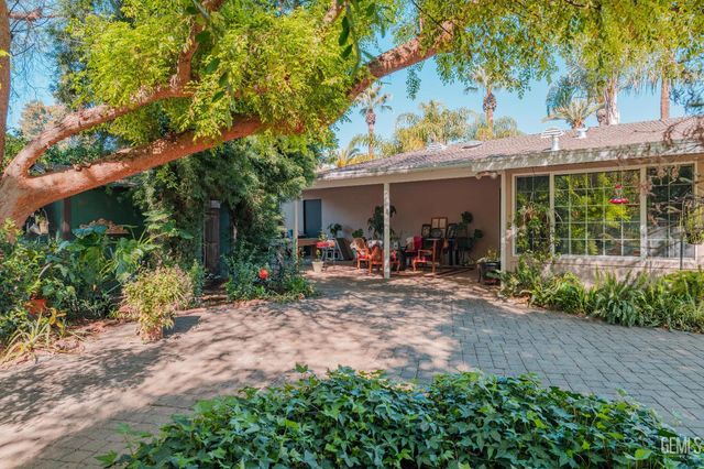 915 S Strathmore Avenue N, Lindsay, CA 93247