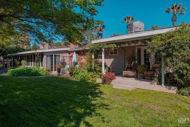 915 S Strathmore Avenue N, Lindsay, CA 93247