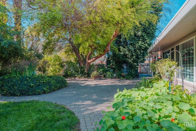 915 S Strathmore Avenue N, Lindsay, CA 93247