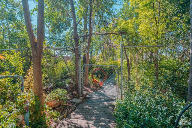 915 S Strathmore Avenue N, Lindsay, CA 93247