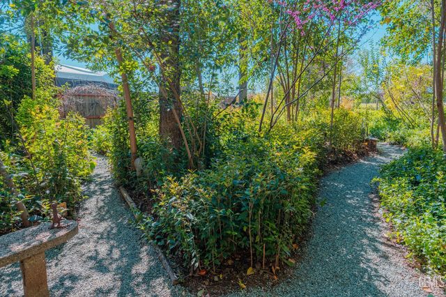 915 S Strathmore Avenue N, Lindsay, CA 93247