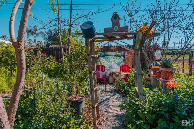 915 S Strathmore Avenue N, Lindsay, CA 93247