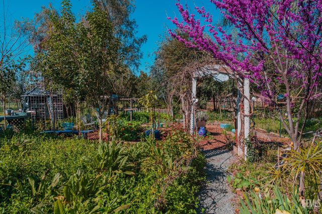 915 S Strathmore Avenue N, Lindsay, CA 93247