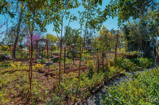 915 S Strathmore Avenue N, Lindsay, CA 93247