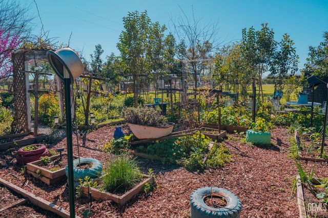 915 S Strathmore Avenue N, Lindsay, CA 93247