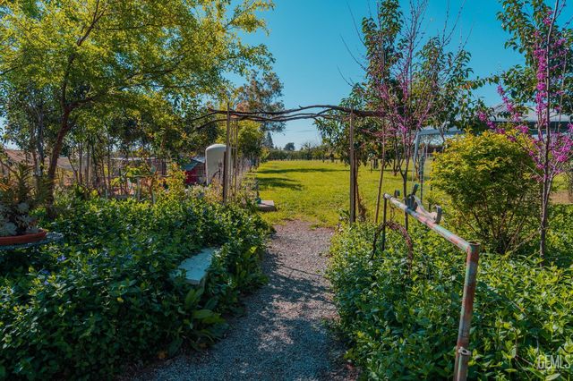 915 S Strathmore Avenue N, Lindsay, CA 93247