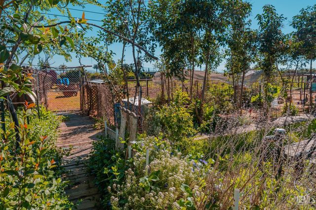 915 S Strathmore Avenue N, Lindsay, CA 93247