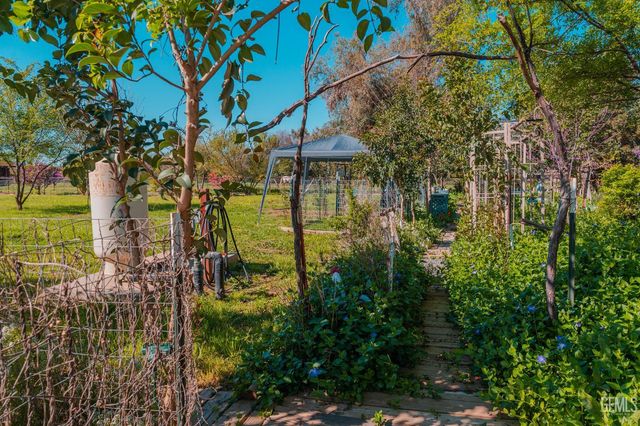 915 S Strathmore Avenue N, Lindsay, CA 93247