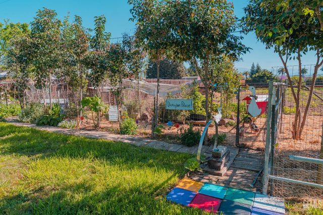 915 S Strathmore Avenue N, Lindsay, CA 93247