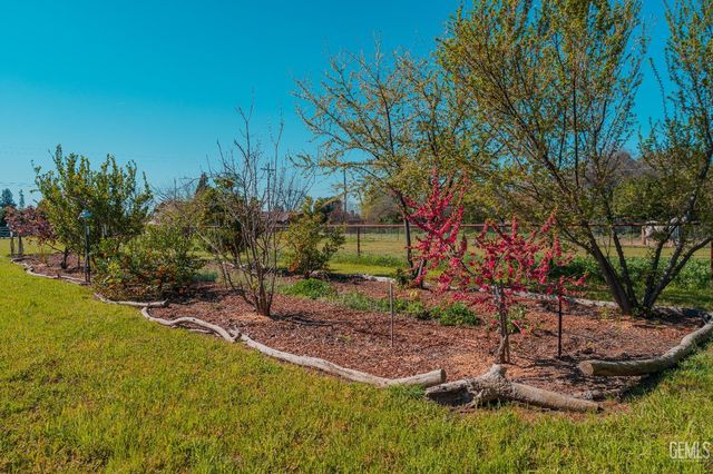 915 S Strathmore Avenue N, Lindsay, CA 93247