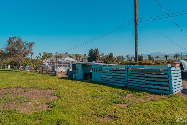 915 S Strathmore Avenue N, Lindsay, CA 93247