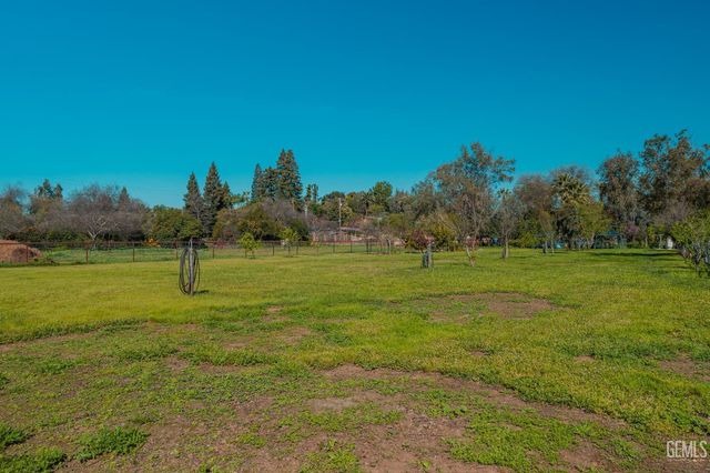 915 S Strathmore Avenue N, Lindsay, CA 93247