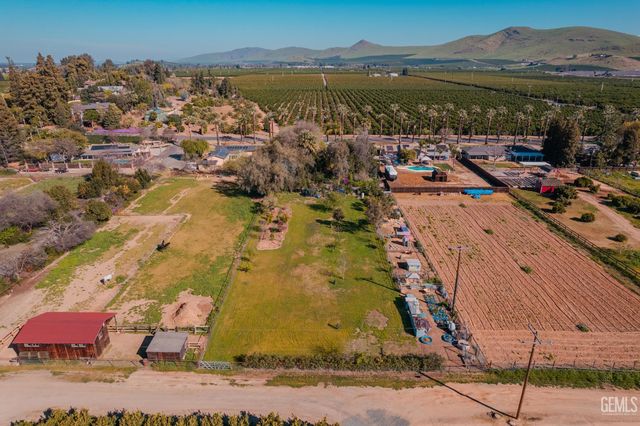 915 S Strathmore Avenue N, Lindsay, CA 93247