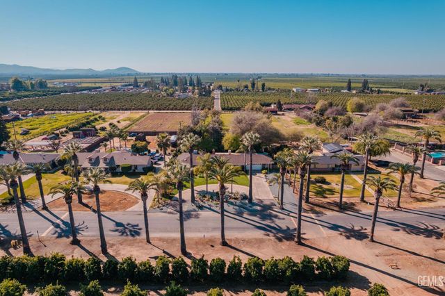 915 S Strathmore Avenue N, Lindsay, CA 93247