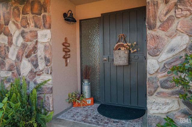 915 S Strathmore Avenue N, Lindsay, CA 93247