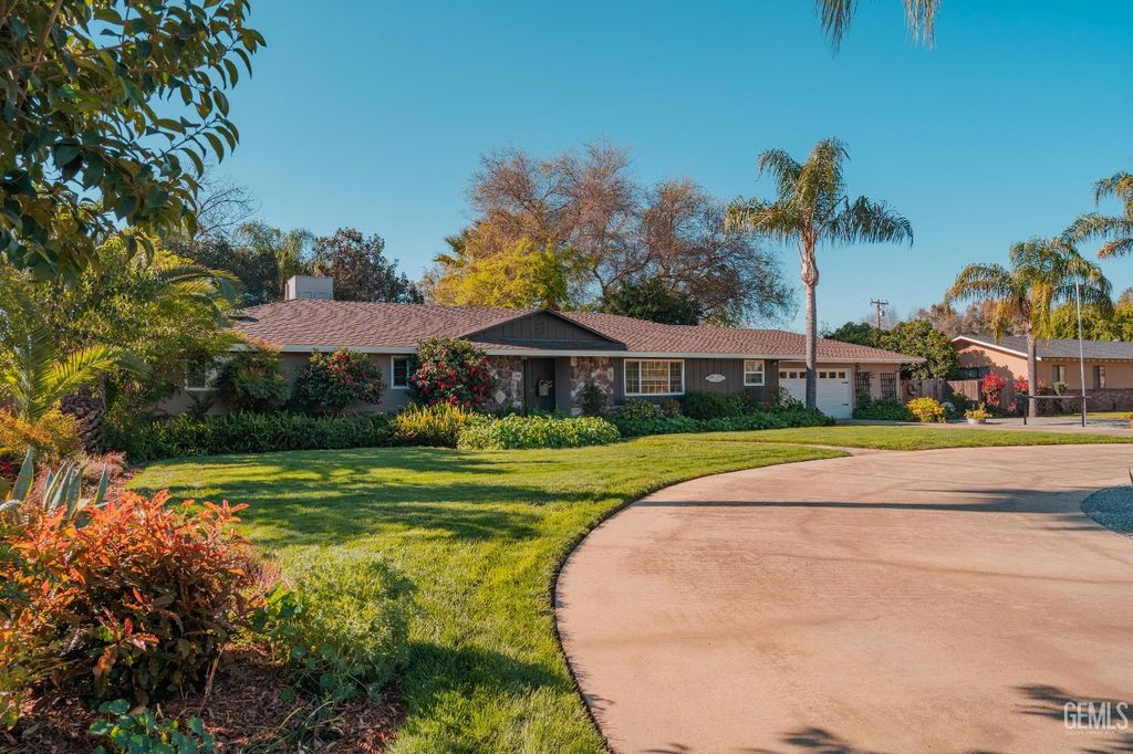 915 S Strathmore Avenue N, Lindsay, CA 93247