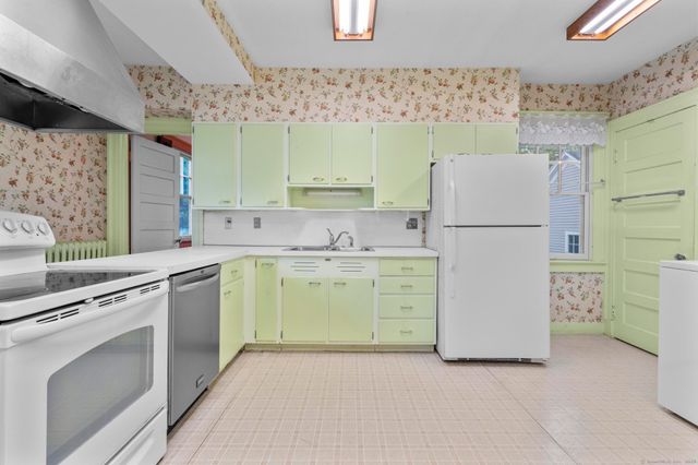 29 Crescent Bluff Avenue, Branford, CT 06405