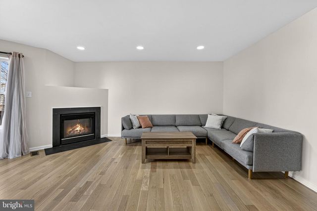 42996 ASTELL ST, Chantilly, VA 20152