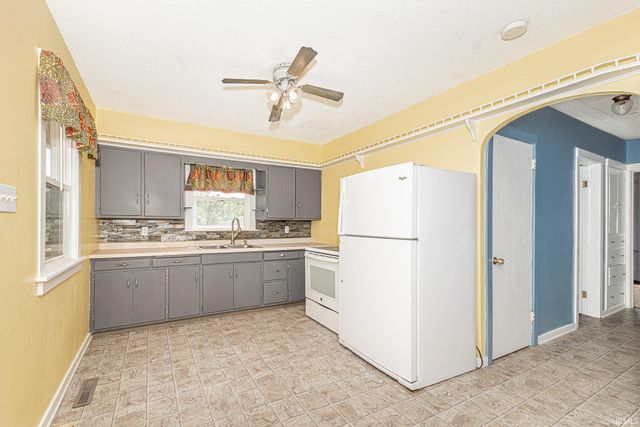 9100 E 500 S, Wolcottville, IN 46795