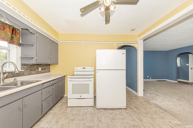 9100 E 500 S, Wolcottville, IN 46795