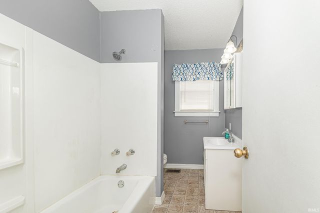 9100 E 500 S, Wolcottville, IN 46795