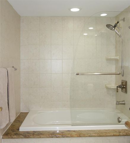 625 Oaks Drive 302, Pompano Beach, FL 33069