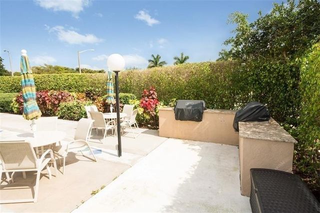 625 Oaks Drive 302, Pompano Beach, FL 33069