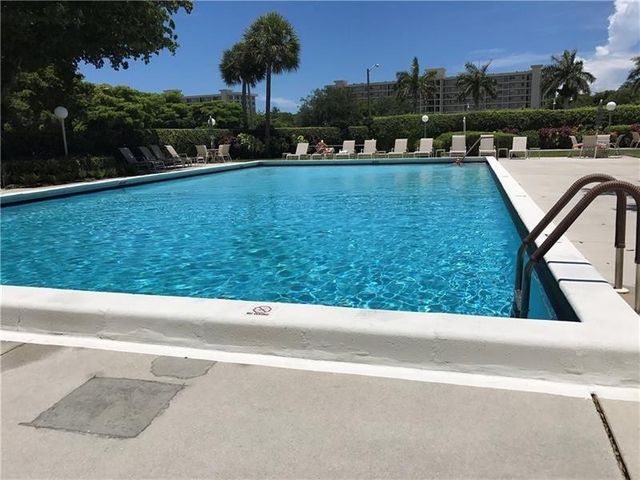 625 Oaks Drive 302, Pompano Beach, FL 33069