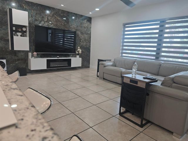 7811 NW 40th Court NW, Coral Springs, FL 33065