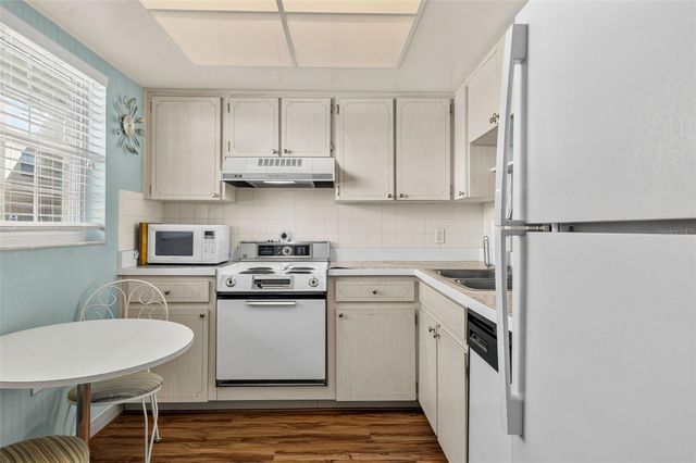 10215 REGAL DRIVE 18, Largo, FL 33774