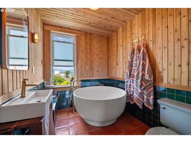 1692 FRANKLIN Ave, Astoria, OR 97103