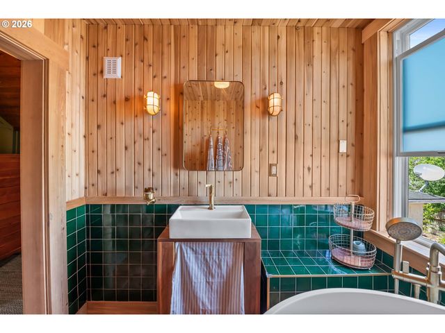 1692 FRANKLIN Ave, Astoria, OR 97103
